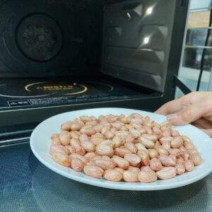 電子レンジで落花生の下ごしらえ
