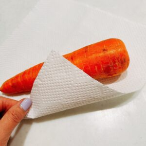 人参をキッチンペーパーで包む