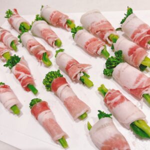 スティックセニョールを豚バラ肉で巻く