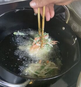 一口ずつ油へ入れる