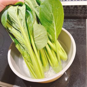 小松菜の根っこを入れる