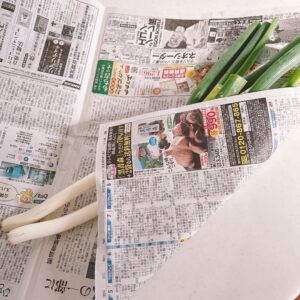 長ねぎを新聞紙に包む