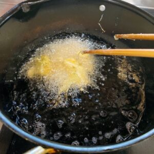 ヤングコーンを揚げる