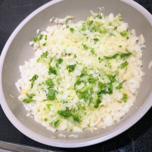 ピーマンと玉ねぎを炒める